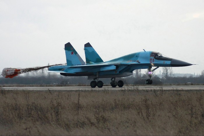 Chiếc Su-34 số 01 hạ cánh tại sân bay Voronezh