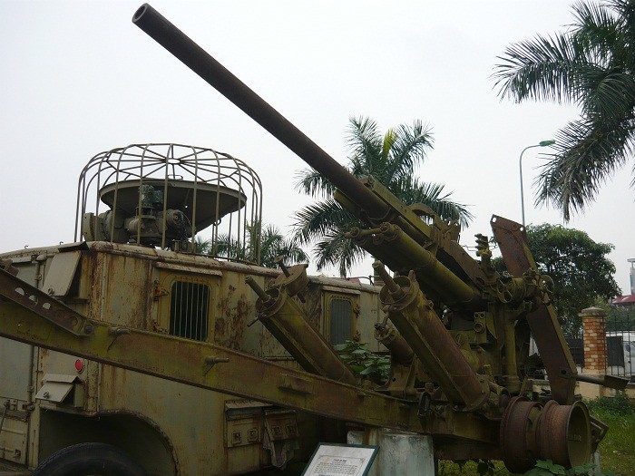 Pháo 90mm do Liên Xô sản xuất, chuển giao cho Việt Nam năm 1954. Ngày 5/8/1964, pháo này đã bắn rơi máy bay Mỹ tại thành phố Vinh (Nghệ An).