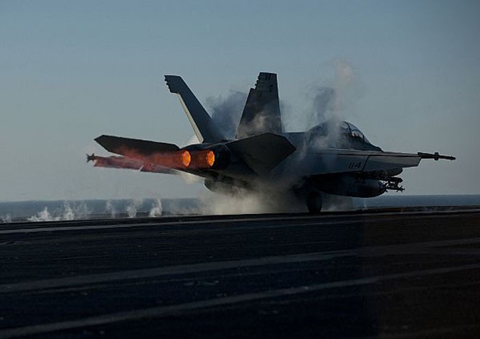 F/A-18F Super Hornet cất cánh từ tàu sân bay USS Carl Vinson