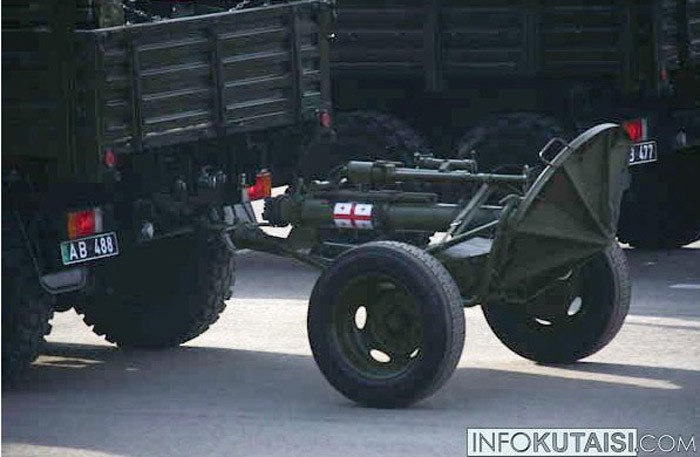 Một súng cối 100 mm do Gruzia nghiên cứu, chế tạo được xe kéo kéo qua lễ đài.