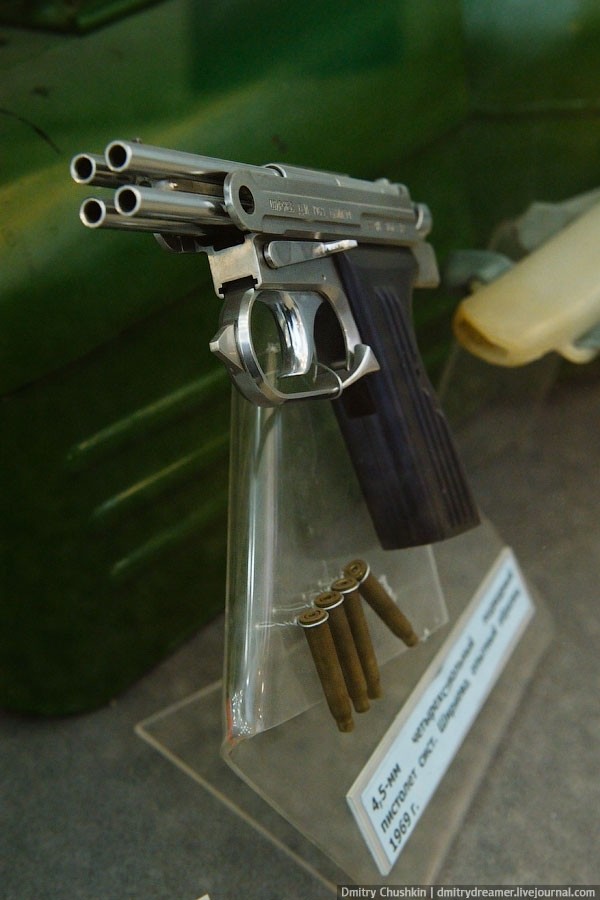 Súng lục 4 nòng B-VI-307 được sửa đổi để sử dụng các loại đạn 4,5 ly.