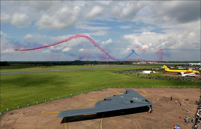 B-2 Spirit, do Northrop Grumman sản xuất, là loại máy bay ném bom đa nhiệm vụ được trang bị công nghệ tàng hình, có thể mang, ném bom thông thường và bom hạt nhân. Trong ảnh là máy bay ném bom B-2 tại triển lãm hàng không Farnborough 2012.