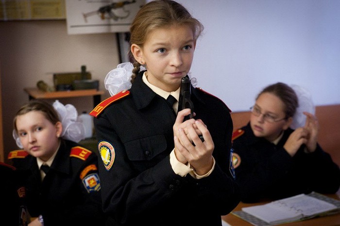 Các nữ sinh được học các kiến thức cơ bản về quân đội và sử dụng các vũ khí khác nhau.
