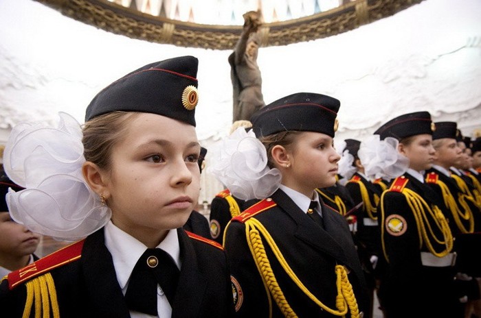 Các cô gái được tham dự một buổi lễ được tổ chức thường niên tổ ở bảo tàng chiến tranh Moscow.