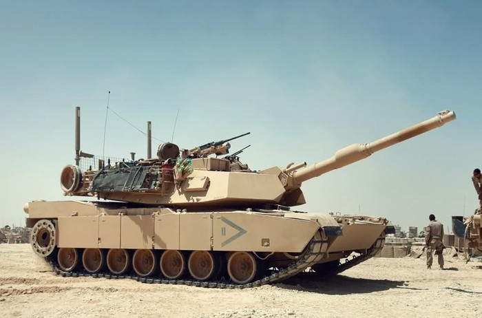 Afghanistan: Xe tăng chiến đấu chủ lực M1A1 Abrams tiếp nhiên liệu tại tỉnh Helmand, Afghanistan.