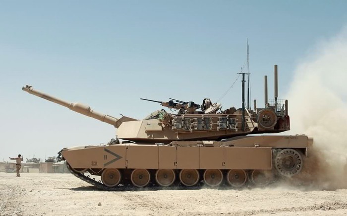 Afghanistan: Xe tăng chiến đấu chủ lực M1A1 Abrams tiếp nhiên liệu tại tỉnh Helmand, Afghanistan.