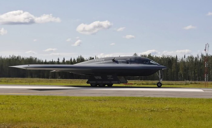 Oanh tạc cơ B-2 Spirit of Texas chuẩn bị cất cánh trong cuộc diễn tập RED FLAG-Alaska. B-2 Spirit of Texas thuộc Phi đội máy bay ném bom 509 đóng tại căn cứ Không quân Whiteman, Missouri.