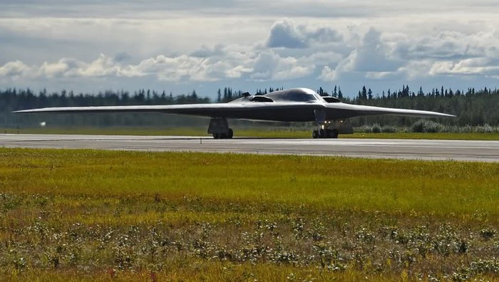 Oanh tạc cơ B-2 Spirit of Texas chuẩn bị cất cánh trong cuộc diễn tập RED FLAG-Alaska. B-2 Spirit of Texas thuộc Phi đội máy bay ném bom 509 đóng tại căn cứ Không quân Whiteman, Missouri.