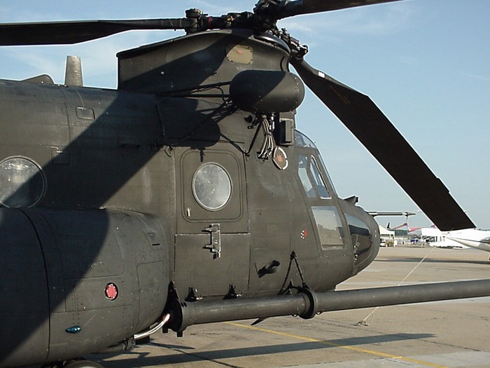 Hình ảnh cận cảnh trực thăng CH-47 Chinook.