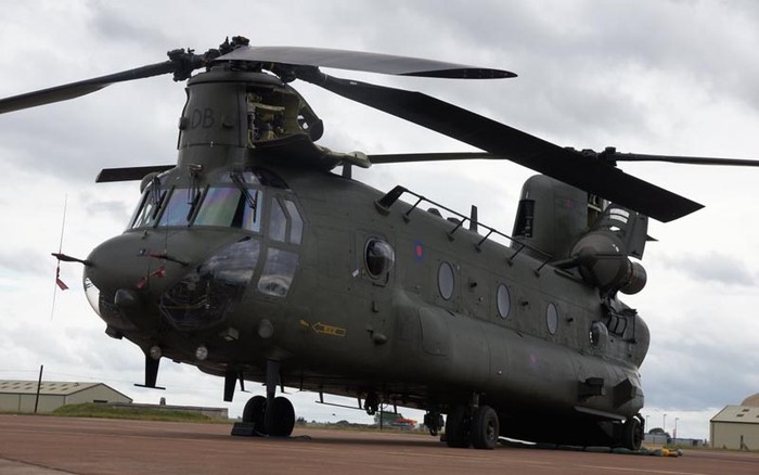 CH-47 Chinook là máy bay trực thăng vận tải hạng nặng đa năng 2 động cơ 2 cánh quạt do Boeing Integrated Defense Systems thiết kế và chế tạo. Công năng thiết kế của máy bay này là chuyển quân, chuyển vũ khí hạng nặng và hỗ trợ hậu cần cho chiến trường. (trong hình là trực thăng Chinook trong biên chế của quân đội Anh)