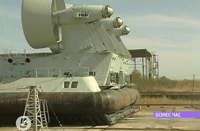 Hợp đồng xây dựng hai tàu đổ bộ đệm khí dự án 12322 Zubr cho Trung Qốc đã được ký kết bởi Cơ quan xuất khẩu các trang thiết bị đặc biệt Ukrspecexport của Ukraina và Bộ Quốc Phòng Trung Quốc trong năm 2009 với trị giá lên tới 315 triệu đôla. Hai con tàu được đóng tại nhà máy đóng tàu More ở Feodosia với sự tham gia của các chuyên gia Ucraina.