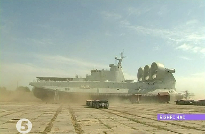 Hải quân Trung Quốc rất thèm khát công nghệ đóng tàu Zubr để tăng cường khả năng tác chiến đổ bộ. Họ đã đàm phán với Nga hơn 10 năm trời để mua Zubr cùng công nghệ nhưng không được phía Nga chấp thuận.