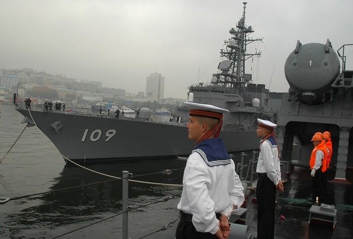 Sáng Chủ Nhật (23/9), hai khu trục hạm của Nhật Bản là Ariake và Oeda dưới sự chỉ huy của thuyền trưởng Sirane Tsutomu đã chính thức cập cảng Vladivostok căn cứ chính của hạm đội Thái Bình Dương Nga để thực hiện chuyến thăm 4 ngày tới nước này.