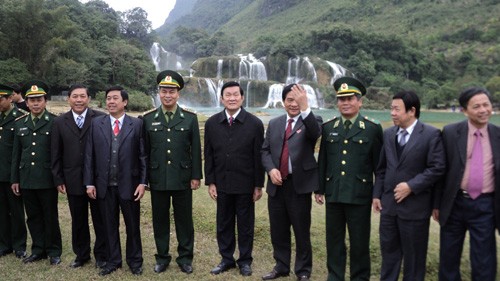 Chủ tịch nước Trương Tấn Sang thăm thác Bản Giốc