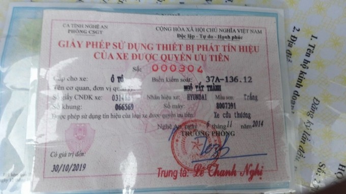 Chiếc xe cứu thương đã được Công an tỉnh Nghệ An cấp giấy phép xe ưu tiên.