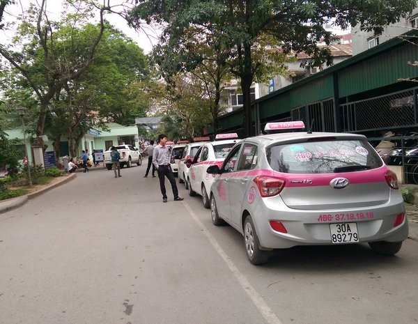 Trong khuôn viên Bệnh viện Nhi Trung ương luôn có một hãng taxi ABC &quot;độc quyền&quot; xếp hàng dài để đưa đón khách một cách thoải mái.