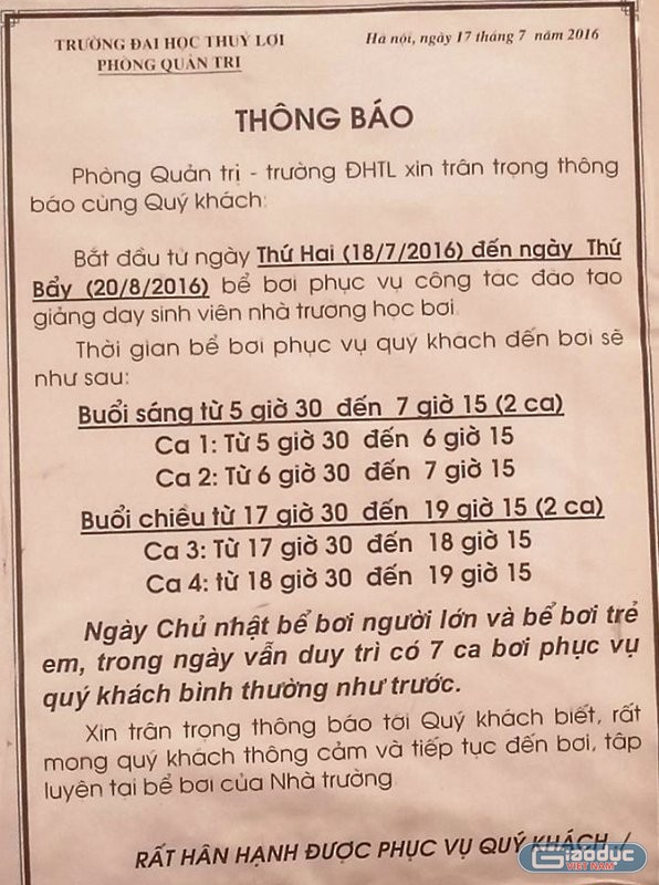 Bảng thông báo lịch bơi cho khách hàng có nhu cầu của trường ĐH Thủy Lợi (Ảnh MC)