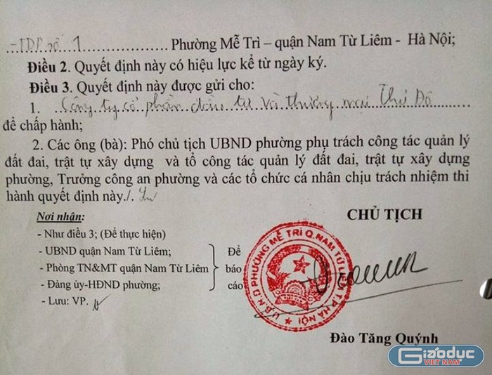 Quyết định cưỡng chế quy định trong thời gian 1 tháng phải thực hiện. Tuy nhiên UBND phường Mễ Trì vẫn &quot;tạo điều kiện&quot; cho việc vi phạm pháp luật (Ảnh MC)