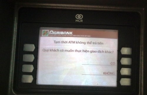 Khách hàng đã vô cùng bất ngờ, hoang mang khi số tiền trong tài khoản ATM đã “không cánh mà bay&quot;