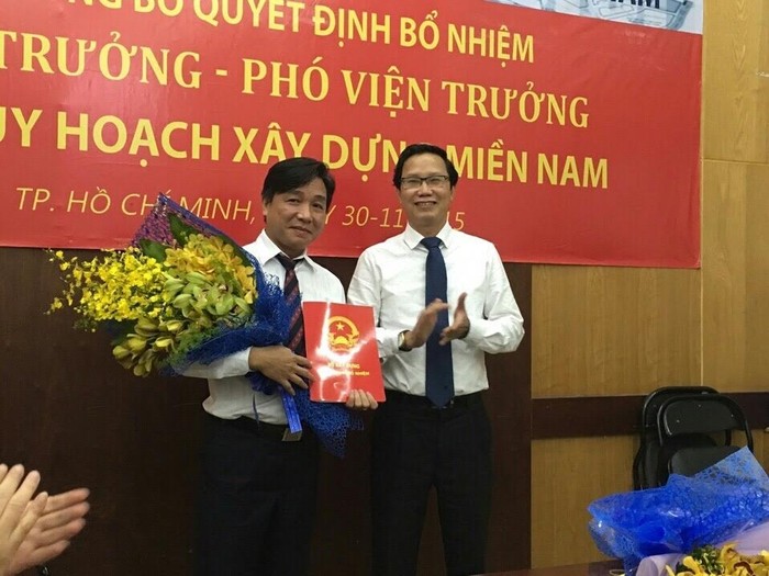 Ngày 30/11/2015, Thứ trưởng Bộ Xây dựng Nguyễn Đình Toàn (đứng bên phải) đã trao Quyết định số 1359/QĐ-BXD điều động có thời hạn ông Nguyễn Thanh Hải (ôm hoa, đứng bên trái), Phó Cục trưởng Cục Công tác phía Nam đến nhận công tác và giữ chức vụ Viện trưởng Viện Quy hoạch xây dựng miền Nam kể từ ngày 1/12/2015. Ảnh Báo Xây dựng