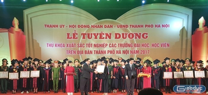 Em Nguyễn Thị Thương, thủ khoa đầu ra của Trường Đại học Y nằm trong 84 Thủ khoa xuất sắc tốt nghiệp các trường đại học, học viện trên địa bàn Thành phố Hà Nội 2017.