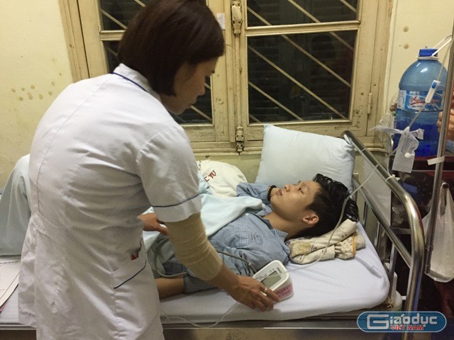 Em Phạm Tiến Huỳnh đang được điều trị tại Bệnh viện Tim mạch Hà Nội. Ảnh: Đinh Thao