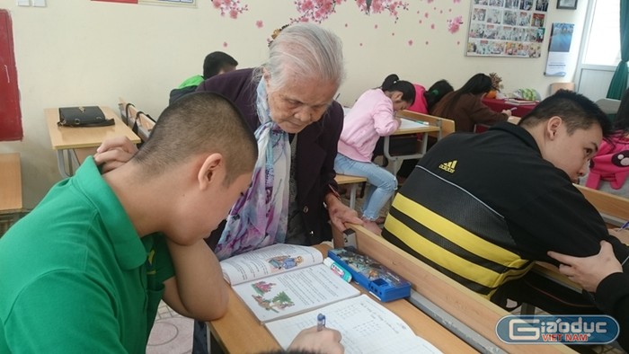 Cụ Hồ Hương Nam đang hướng dẫn cho các em học sinh học tập. Ảnh: Mai Ly.