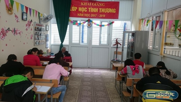 Lớp học tình thương của cụ Hồ Hương Nam đã duy trì được 19 năm đã giúp đỡ được 62 em nhỏ, trong đó có 44 em đã ra trường đi làm. Ảnh: Mai Ly.