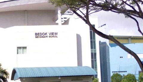 Trung học Bedok View: Câu chuyện 1 quay quanh nhà vệ sinh bị khoá kín nhiều năm. Theo những người đi trước kể lại, đó là vì một nhân viên trong trường vào đó và không bao giờ trở lại. Câu chuyện 2 về một học sinh bị bắn từ phía sau, nhưng theo những người cao tuổi là không có ai có mặt thời điểm ấy. Câu chuyện 3 là rất nhiều học sinh nói rằng, họ nghe thấy âm thanh máy may và tiếng khóc trẻ con khi đi qua Phòng Kinh tế, dù không có ai ở đó.