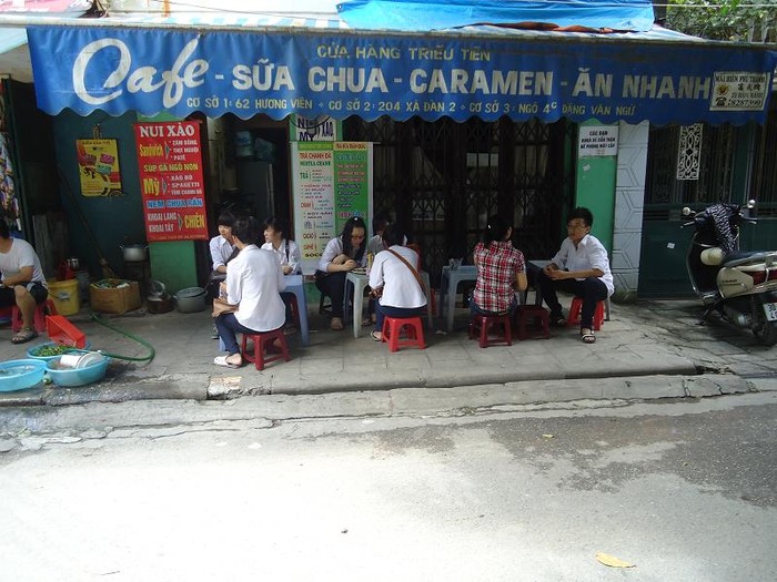 Hàng quán vỉa hè trường Kim Liên, nơi các bạn học sinh thường ra ngoài tụ tập. Đôi khi khu vực này còn có cả học sinh THCS LQĐ trốn tiết sang ngồi ăn uống.