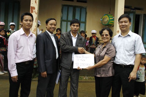 Cô Anh Thơ trao số tiền mà những nhà hảo tâm do bà đại diện dành tặng các em học sinh trường THCS dân tộc nội trú dân nuôi Suối Giàng