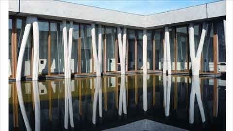 Một đặc điểm của những thiết kế này là cách kết hợp không gian bên trong và bên ngoài cùng nhau. Một hồ bơi nông trong sân của ngôi trường Ecole Internationale de Manosque ở Pháp. (Ảnh: AREA)
