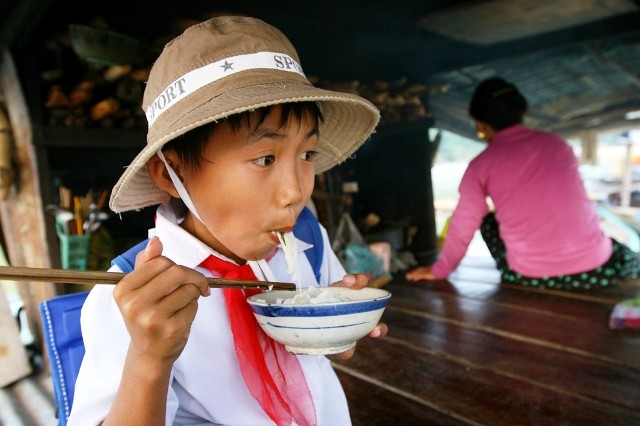 Bữa ăn dù chỉ là bát mỳ nhưng cũng đủ để Trung theo đuổi nghiệp đèn sách và ước vọng lên bờ bằng con chữ