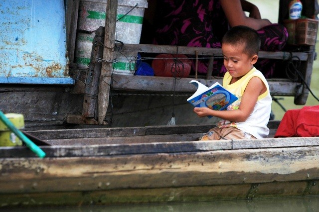 Cu Dũng là công dân nhỏ tuổi nhất của đội “thương gia học sinh”. Dũng mới vào lớp 1 và đang làm quen với công việc vừa học vừa mưu sinh