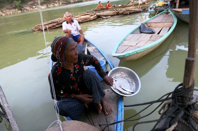 Đã bao đời nay nhặt nhạnh nhưng con cá, tôm để nuôi con ăn hoc là chuyện thường nhật với người dân vạn đò bến Sé để nuôi ước vọng lên bờ