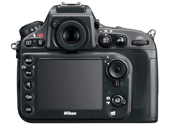 Một phiên bản khác của D800 là D800E không có tính năng khử răng cưa trong OLPF có giá 3.299,95 USD.