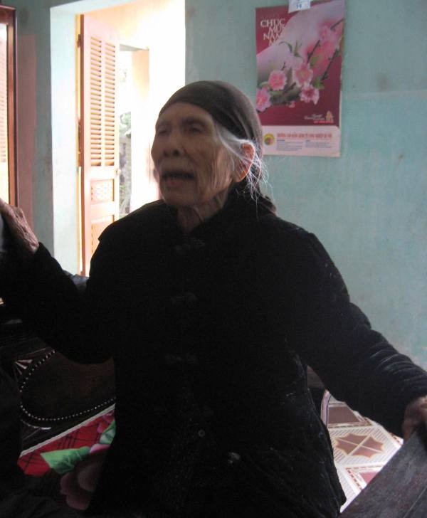 Mẹ Tạ Thị Huê (95 tuổi) là mẹ của liệt sĩ Phạm Văn Báo hy sinh thời kháng chiến chống Mỹ và là mẹ đẻ bà Phạm Thị Phương) giọng run bần bật bàng hoàng hay tin con gái bị chủ nhà hành hạ dã man thời gian vừa qua.