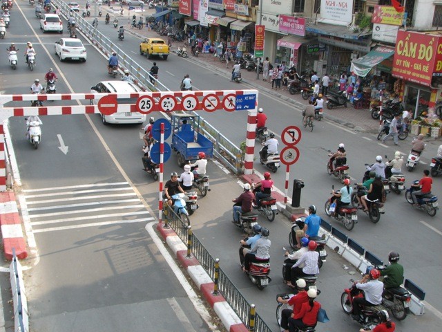 "Thế thì tôi đi sang bên này cho ngược hẳn"