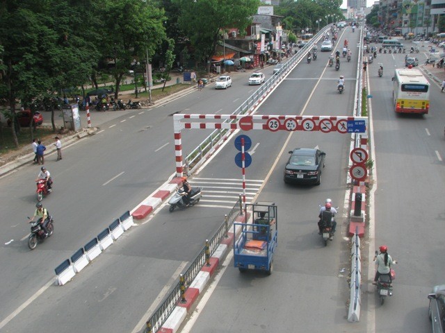 Một phụ nữ quay đầu xe, thản nhiên vi phạm tại cầu cạn Thái Hà - Chùa Bộc - Tây Sơn