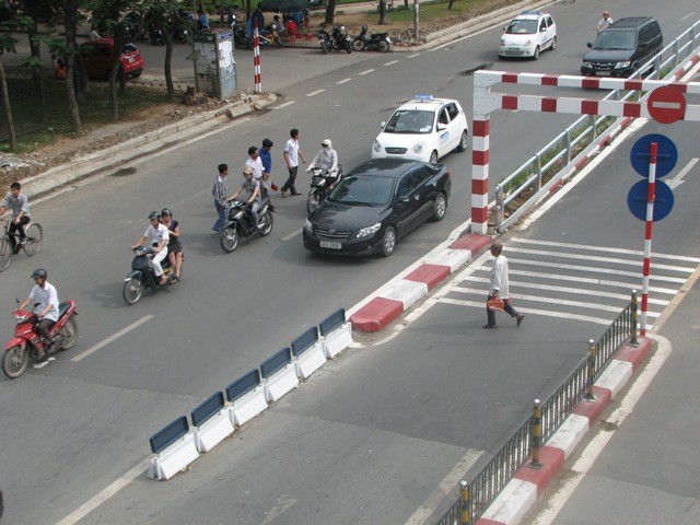 Người đi bộ tranh thủ sang đường....