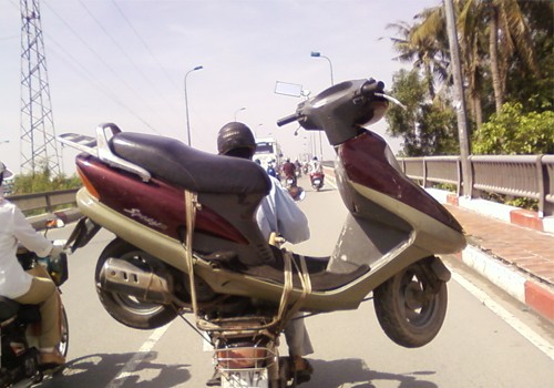 Xe máy cõng xe máy trên cầu Bình Triệu, TP. HCM. Ảnh: Bùi Đỗ Diện