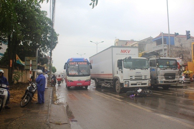 Mặc dù vụ tai nạn xảy ra ngay trước Công an TX. Phúc Yên nhưng gần 1 giờ sau chúng tôi vẫn chưa thấy lực lượng CSGT đến làm nhiệm vụ gây ách tắc giao thông cục bộ?