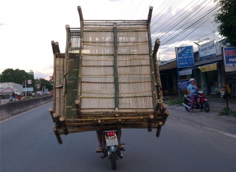 Super cub chở hàng siêu cồng kềnh. Ảnh: Đỗ Trung Nguyên