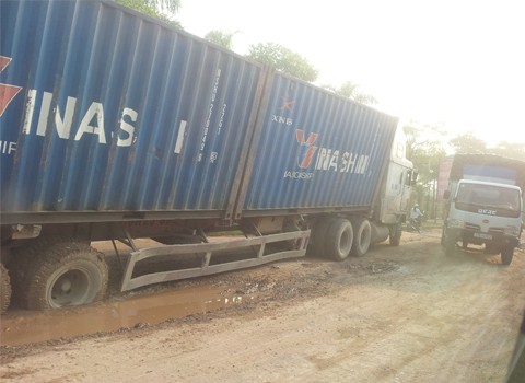 Hố "tử thần" làm xe container sập bánh. Ảnh: Trần Thế Công