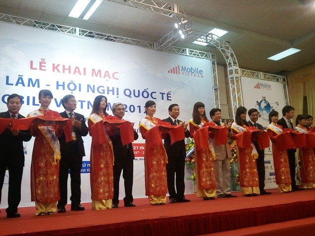 Lễ cắt băng khại mạc Mobile Vietnam 2012.