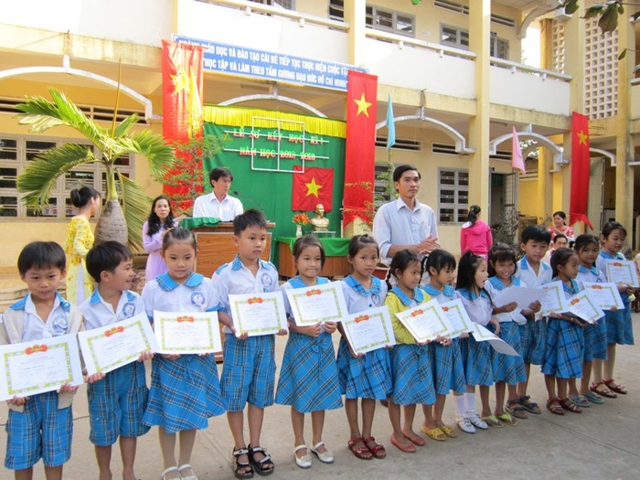 Giấy khen là hình thức tuyên dương, ghi nhận sự nỗ lực và phấn đấu của học sinh trong suốt năm học (Ảnh minh họa)