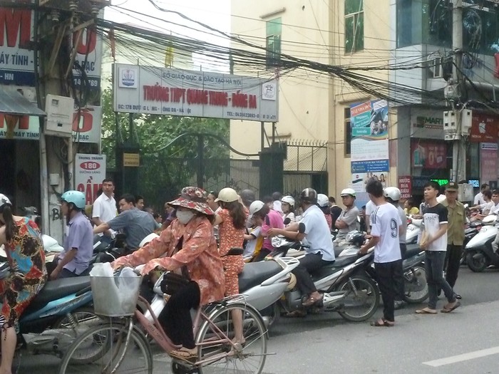 Phụ huynh liên tục nhìn về phía cổng trường xem có thí sinh nào ra chưa