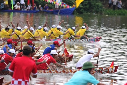 Nổ lực vượt lên sau hiệu lệnh xuất phát của các đò bơi