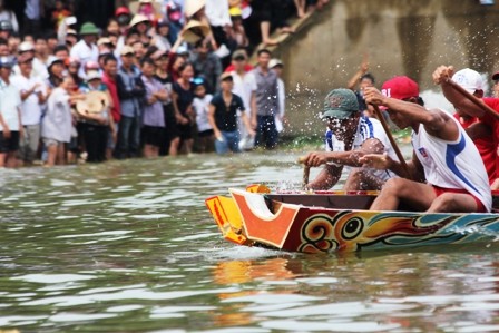 Họ cố bứt phá để về đích và các đò chỉ cách nhau vài gang tay khi cán đích