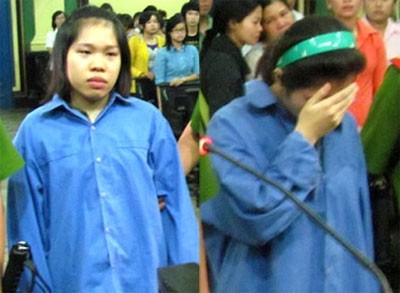 Hai chị em Duy và Tiên khóc nức nở tại tòa. Ảnh: H. D.